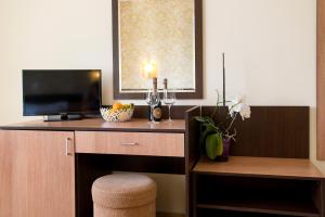 A television and/or entertainment centre at Hotel Iris