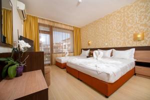A bed or beds in a room at Hotel Iris