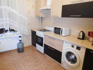 イジェフスクにあるАпартСтандарт Столичныйのキッチン(洗濯機、電子レンジ付)