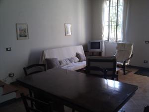 a living room with a couch and a table at Agriturismo Valpagliaro in Formignana