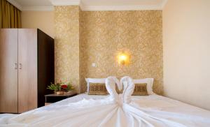 A bed or beds in a room at Hotel Iris