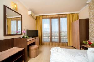 A television and/or entertainment centre at Hotel Iris