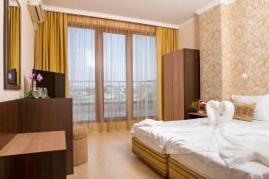 A bed or beds in a room at Hotel Iris