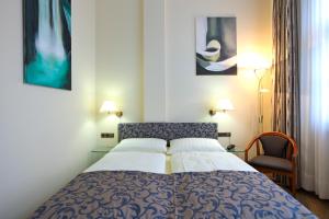 Postel nebo postele na pokoji v ubytování Hotel Viktoria
