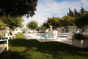 Bazén v ubytování Hostal Las Cumbres nebo v jeho okolí