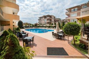 The swimming pool at or close to Hotel Iris