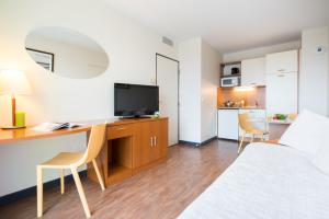 TV a/nebo společenská místnost v ubytování Comfort Aparthotel Saint-Nazaire Les Portes de l Ocean