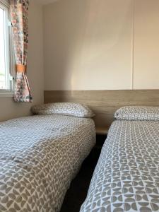 Un pat sau paturi într-o cameră la Brambles 66 -Static Holiday Caravan, Porthcawl