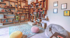 een woonkamer met boekenplanken en een bank bij Selina Jaco in Jacó
