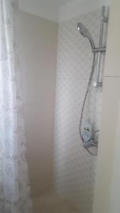 uma casa de banho com uma cabeça de chuveiro em Cozy Home in the Heart of Cluj-Napoca em Cluj-Napoca