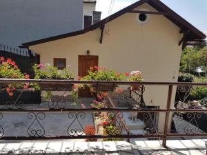 uma casa com flores em frente a uma varanda em Cozy Home in the Heart of Cluj-Napoca em Cluj-Napoca