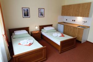 A bed or beds in a room at Hotel KAMU GARNI