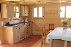 Kuchyň nebo kuchyňský kout v ubytování Holzchalet + 6 fotografií