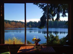 vista para um lago visto através de uma janela em Cottage Lake Bed and Breakfast em Woodinville