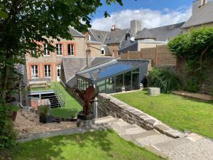 a house with a glass facade in a yard at Villa Dei 15pers SPA Baby-foot 20min Mer in Villedieu-les-Poêles