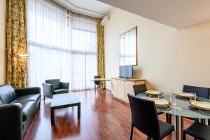 een woonkamer met een bank en een tafel bij B-aparthotel Montgomery in Brussel