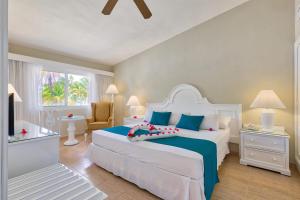 1 dormitorio con 1 cama grande de color azul y blanco en Playabachata en San Felipe de Puerto Plata