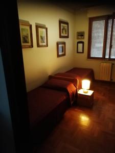 - une chambre avec deux lits et une table avec une lampe dans l'établissement Appartamento Cristina, à Piombino
