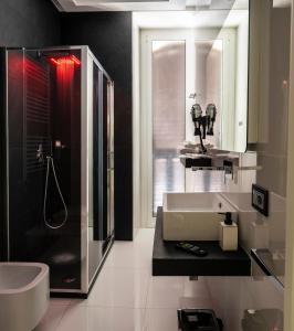 A bathroom at Rettifilo 201 Exclusive Rooms Még 37 kép