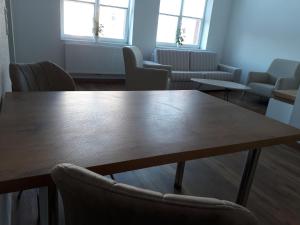 a table and chairs in a waiting room at Ferienwohnung Ela in Wilhelmshaven