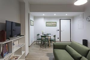 A television and/or entertainment centre at Genova XXV Aprile by Wonderful Italy