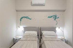A bed or beds in a room at Genova XXV Aprile by Wonderful Italy