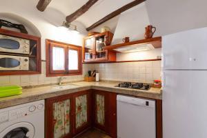 Кухня или мини-кухня в PRIORAT Ca la Iolanda "RELAX ESCALADA Y NATURALEZA"
