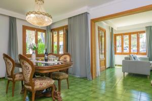 a dining room with a table and chairs at S'Olivaret -Alcudia- in Port d'Alcudia