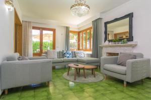 a living room with couches and a table and a mirror at S'Olivaret -Alcudia- in Port d'Alcudia