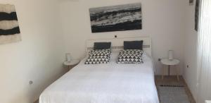 Giường trong phòng chung tại Rooms and Apartments V&M