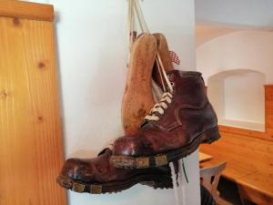 un par de botas colgando en un refrigerador en Luise Wehrenfennig & Haus EvA, en Bad Goisern