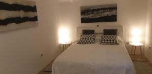Giường trong phòng chung tại Rooms and Apartments V&M