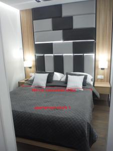 ギジツコにあるApartamenty Sharkのベッドルーム1室(大型ベッド1台、大型ヘッドボード付)