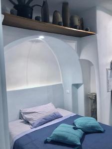 łóżko z 2 poduszkami w pokoju w obiekcie TAVERNETTA SUL PORTO w mieście Ischia