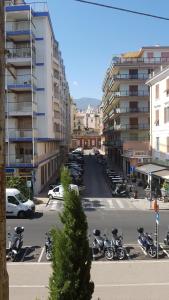 ein Parkplatz mit Motorrädern vor den Gebäuden in der Unterkunft La casa di Ulisse 008055- LT0806 in Sanremo