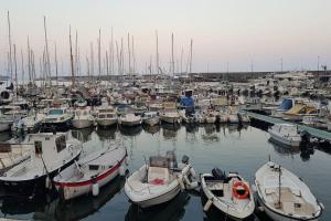 Ein paar Boote sind in einem Hafen angedockt. in der Unterkunft La casa di Ulisse 008055- LT0806 in Sanremo