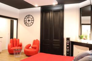 - une chambre avec deux chaises orange et une porte noire dans l'établissement Bulle de Spa, à Lyon