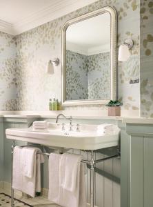uma casa de banho com um lavatório e um espelho em Ballygarry Estate Hotel & Spa em Tralee