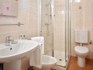 a bathroom with a sink and a shower and a toilet at Albergo Garnì Villa Moretti in Riva del Garda