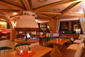 Ein Sitzbereich in der Unterkunft Alpenhotel Denninglehen
