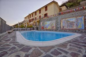 una piscina di fronte a un edificio di Villa Laura Near Ravello a Scala