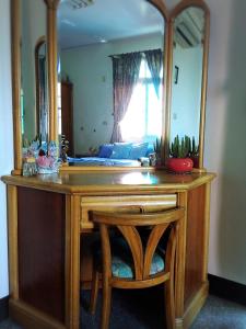 a wooden counter with a mirror on top of it at Tong He Ren Jia Homestay in Hai-liao