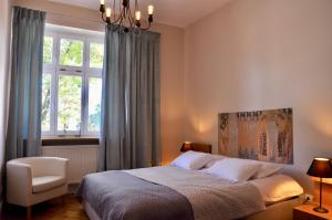 En eller flere senge i et værelse på Tresor Barska Apartments