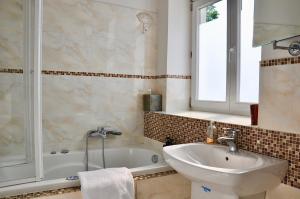 W łazience znajduje się wanna i umywalka. w obiekcie Tresor Barska Apartments w Krakowie +24 zdjęcia