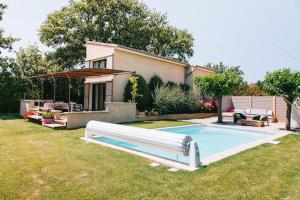 a swimming pool in the yard of a house at L'ancien poulailler- The Old Hen House in Saint-Saturnin-lès-Apt