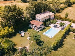 an aerial view of a house with a swimming pool at L'ancien poulailler- The Old Hen House in Saint-Saturnin-dʼApt