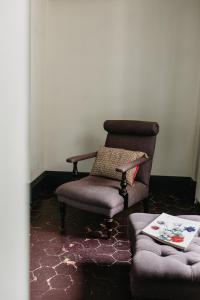 a living room with a chair and a couch at La Dime de Giverny - Chambres d'hôtes in Giverny