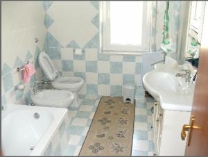 uma casa de banho com um WC, uma banheira e um lavatório. em Pietro & Graziella em Sorgono
