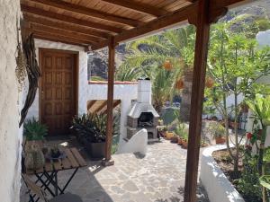 un patio al aire libre con parrilla y algunas plantas en La Piedra Blanca, en San Sebastián de la Gomera