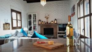 - Botella de vino en la mesa de la sala de estar en Casa Liebre en Alozaina